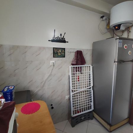 Superbe appartement au rez-de-chaussée avec clim mobile,parking et wifi gratuit Casablanca Esterno foto