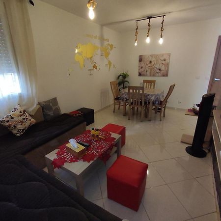 Superbe appartement au rez-de-chaussée avec clim mobile,parking et wifi gratuit Casablanca Esterno foto
