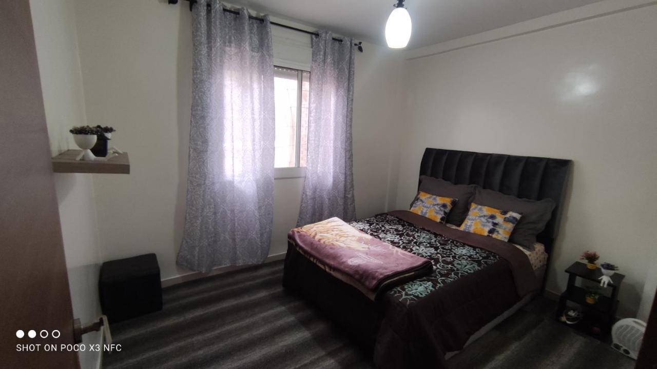 Superbe appartement au rez-de-chaussée avec clim mobile,parking et wifi gratuit Casablanca Esterno foto