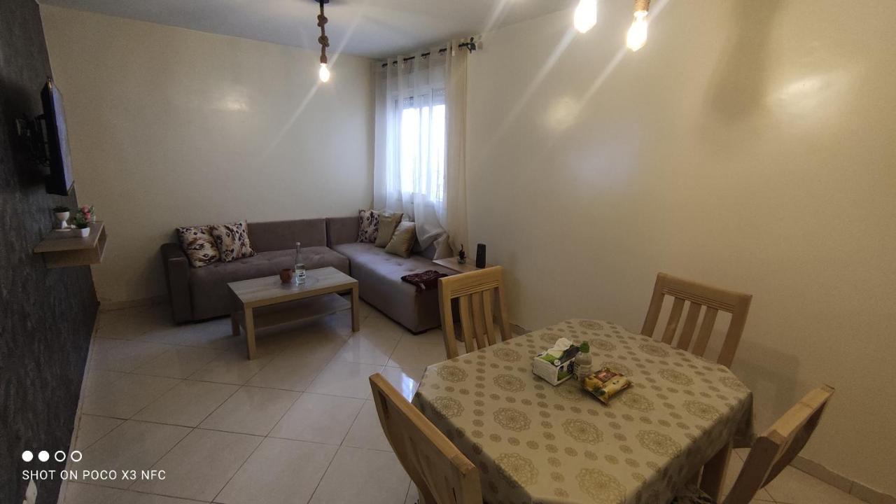 Superbe appartement au rez-de-chaussée avec clim mobile,parking et wifi gratuit Casablanca Esterno foto
