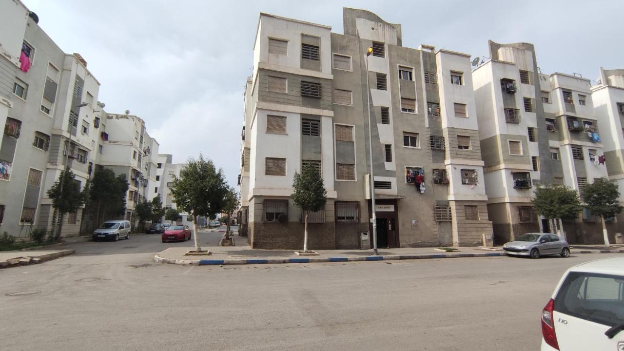 Superbe appartement au rez-de-chaussée avec clim mobile,parking et wifi gratuit Casablanca Esterno foto
