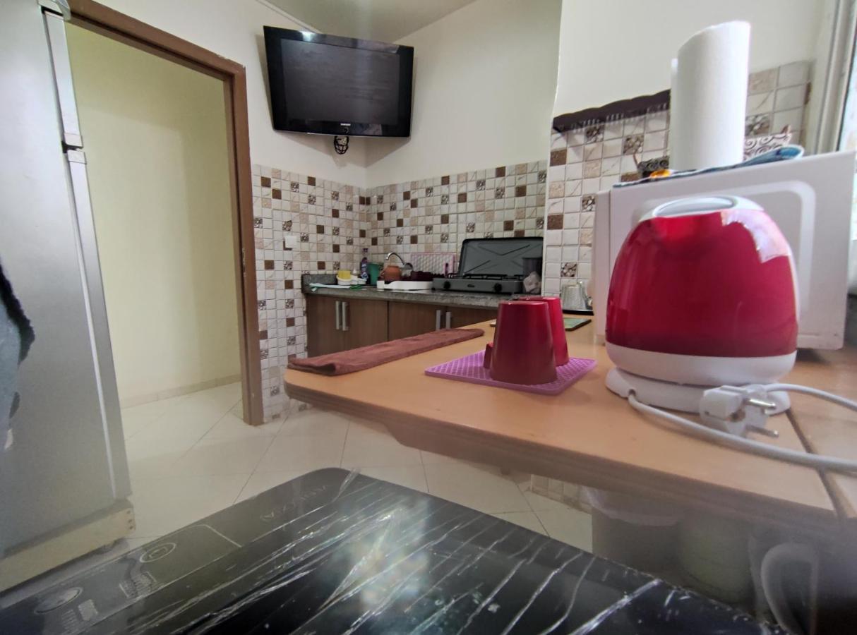 Superbe appartement au rez-de-chaussée avec clim mobile,parking et wifi gratuit Casablanca Esterno foto