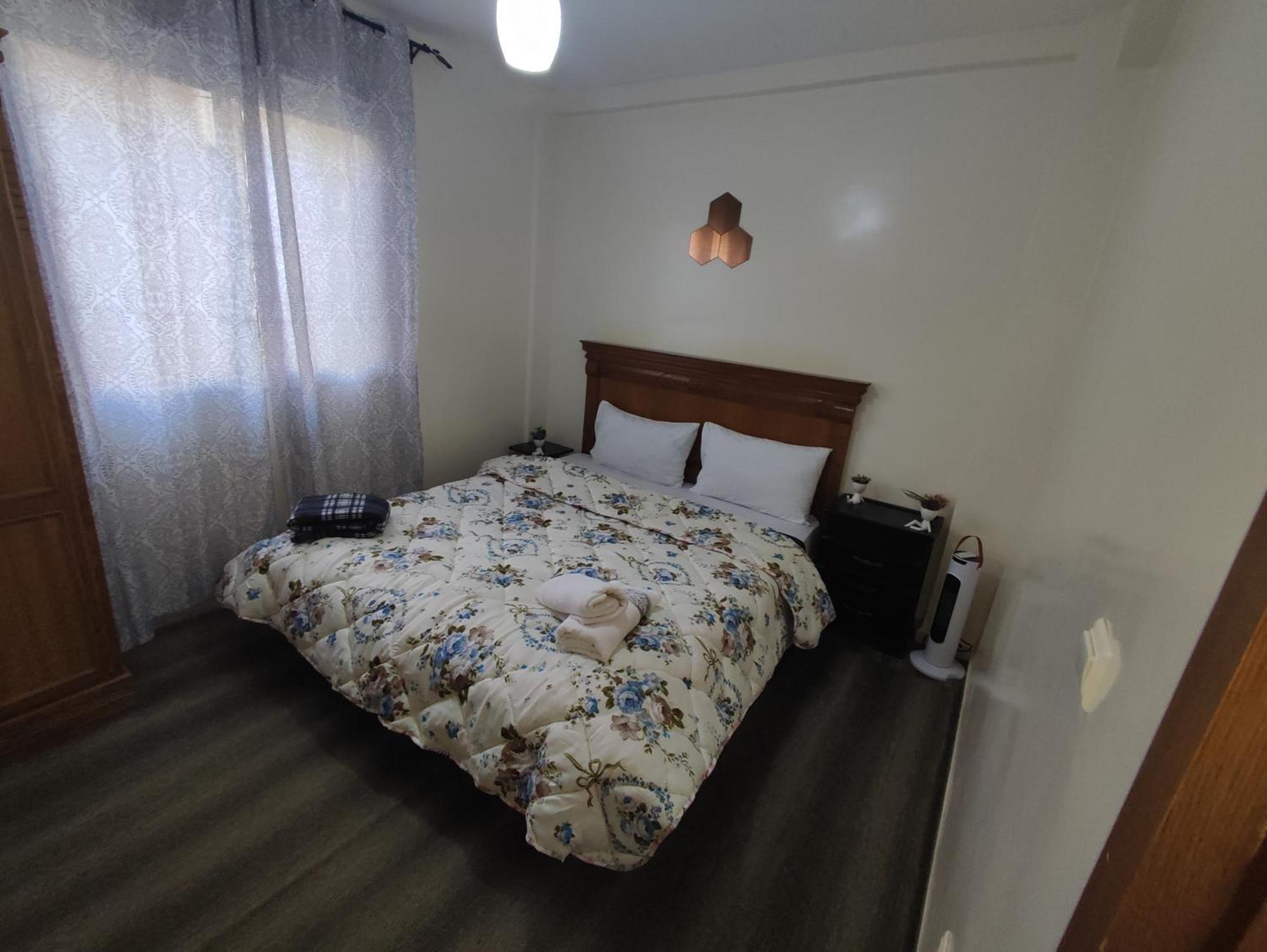 Superbe appartement au rez-de-chaussée avec clim mobile,parking et wifi gratuit Casablanca Esterno foto