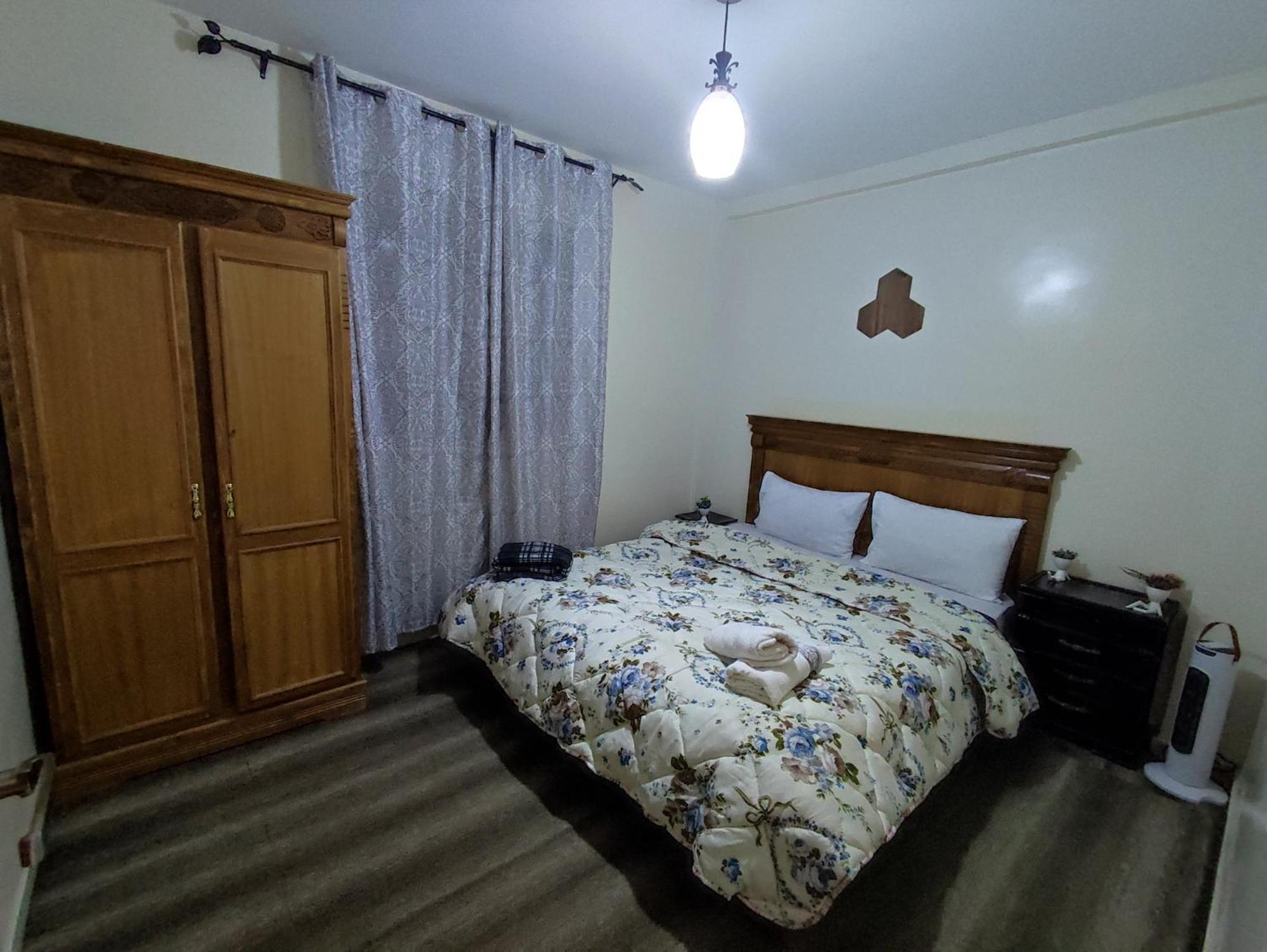 Superbe appartement au rez-de-chaussée avec clim mobile,parking et wifi gratuit Casablanca Esterno foto
