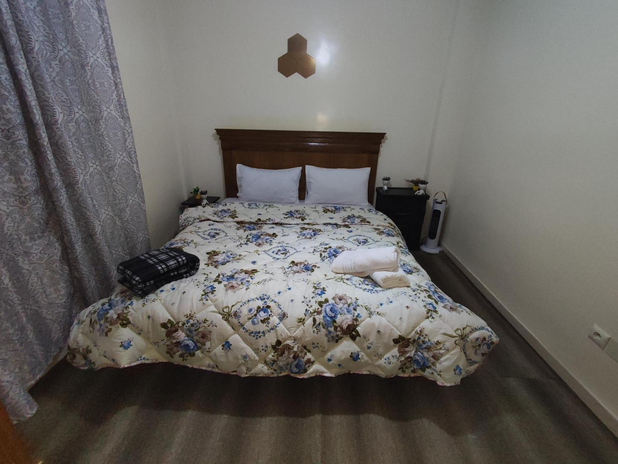Superbe appartement au rez-de-chaussée avec clim mobile,parking et wifi gratuit Casablanca Esterno foto