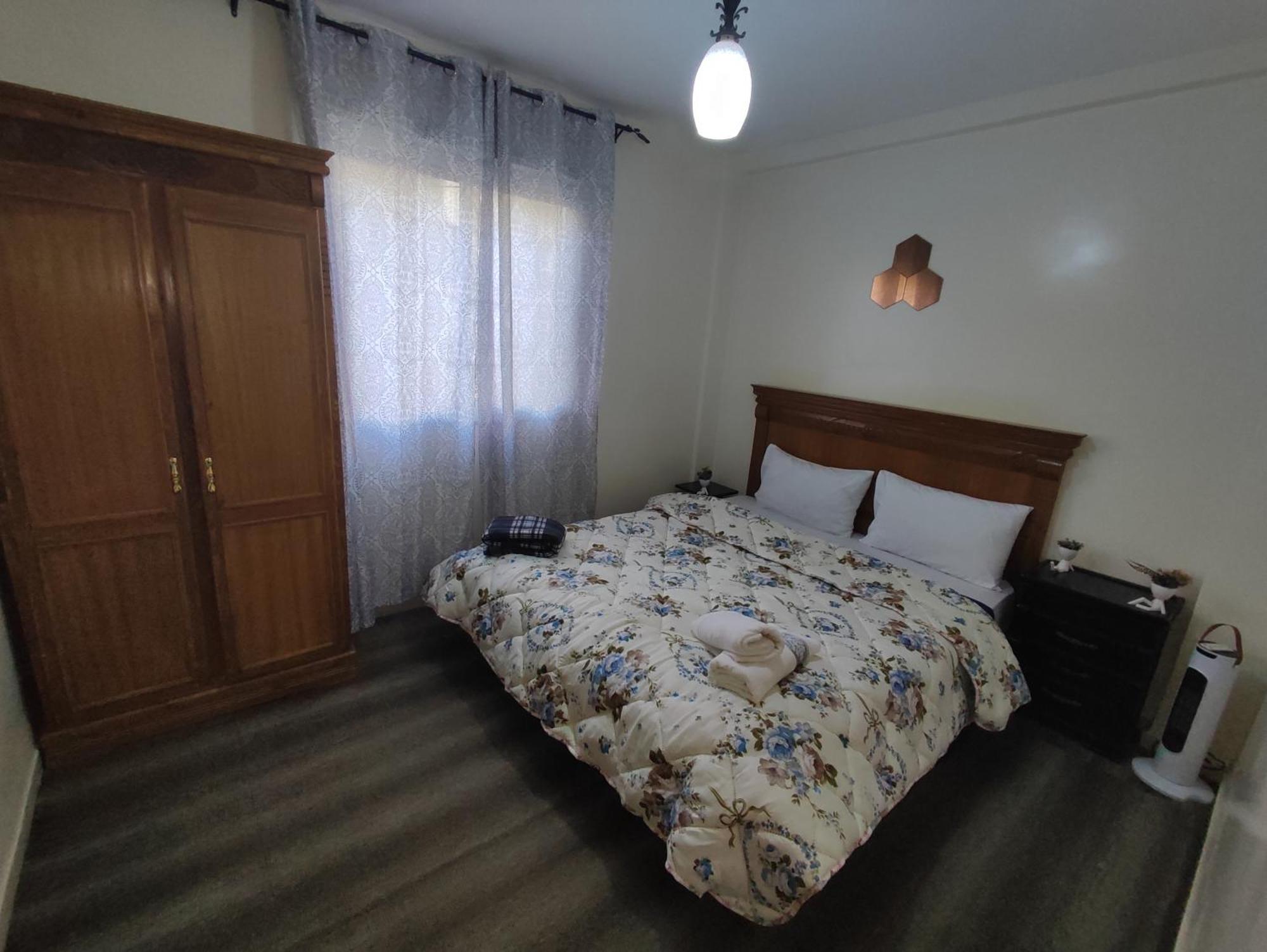 Superbe appartement au rez-de-chaussée avec clim mobile,parking et wifi gratuit Casablanca Esterno foto