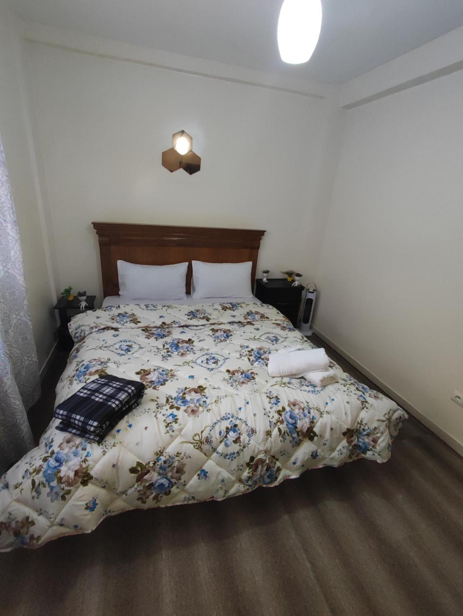 Superbe appartement au rez-de-chaussée avec clim mobile,parking et wifi gratuit Casablanca Esterno foto