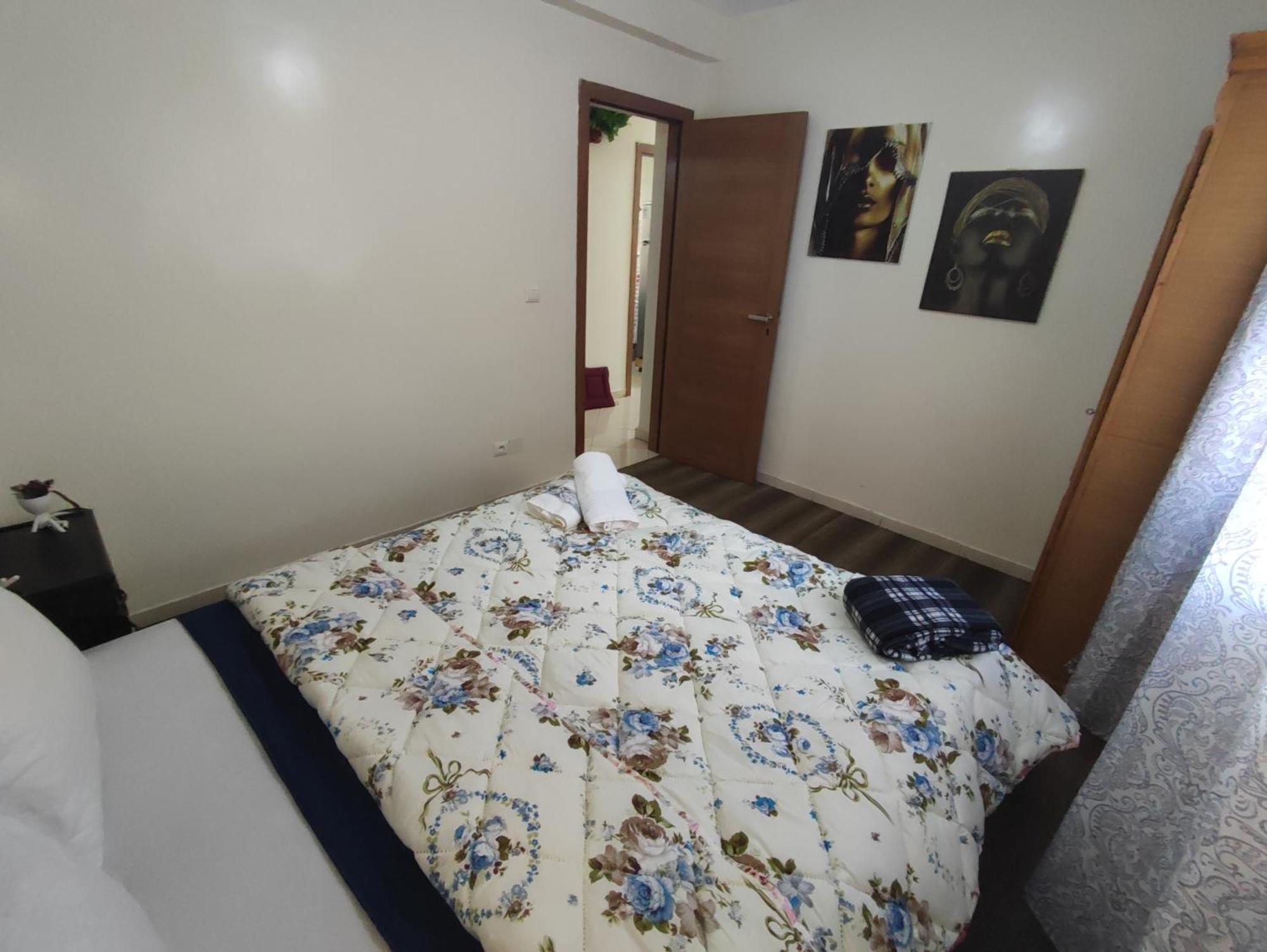 Superbe appartement au rez-de-chaussée avec clim mobile,parking et wifi gratuit Casablanca Esterno foto