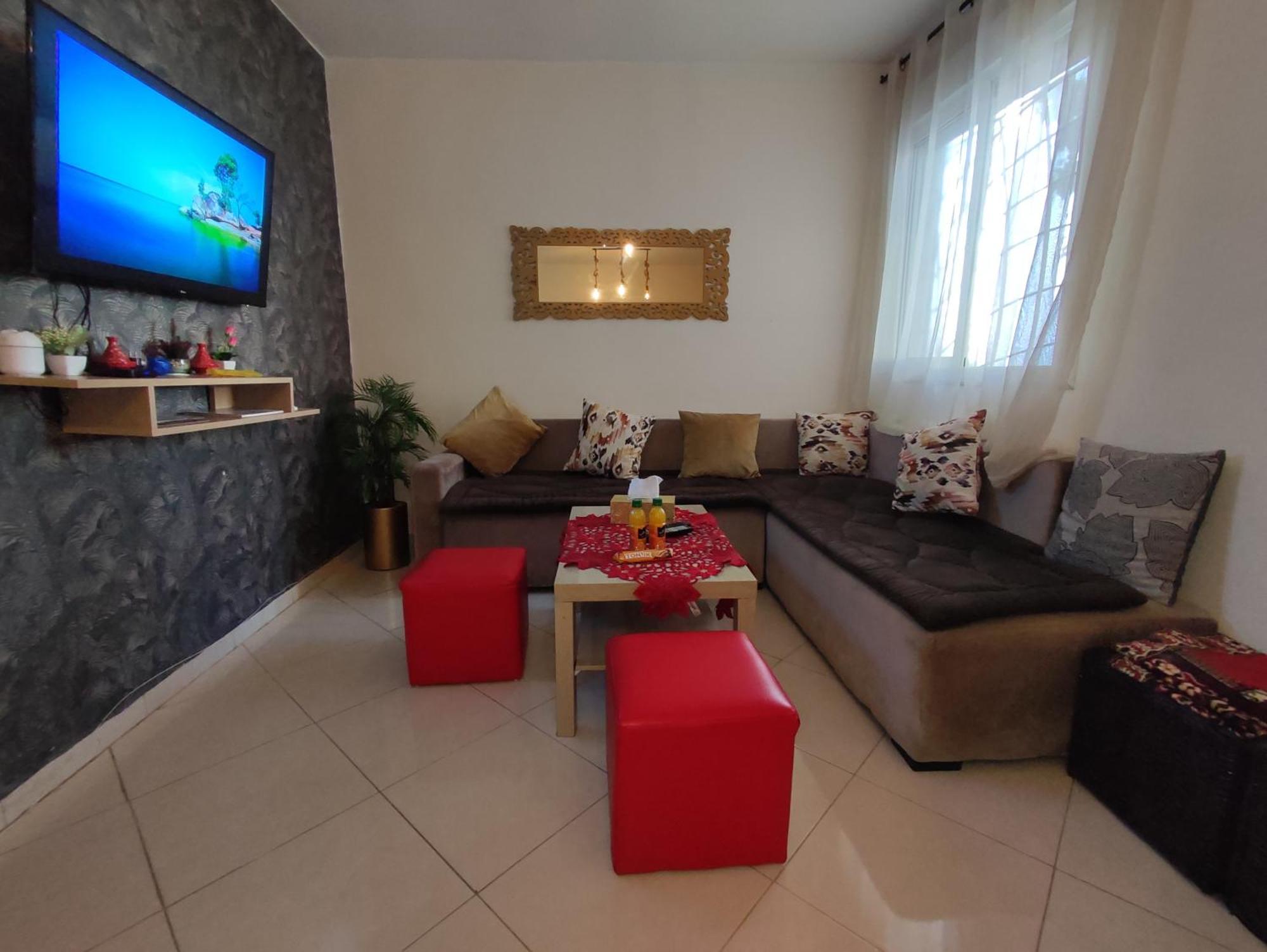 Superbe appartement au rez-de-chaussée avec clim mobile,parking et wifi gratuit Casablanca Esterno foto